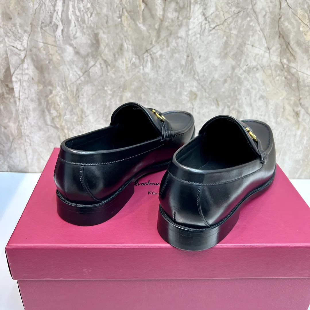 Original order quality P600 Brand: Ferragamo Standard size: Men's size 38/44 (45 can be customized) Grade: Same style as the official website High-quality men's shoes Material: Customized first-layer calfskin with water-dyed cowhide lining Cowhide tiptoe Original non-slip and wear-resistant rubber outsole Style category: Men's formal business leather shoes are young and fashionable European and American trends British style Casual matching Comfortable feet Color: Actual picture